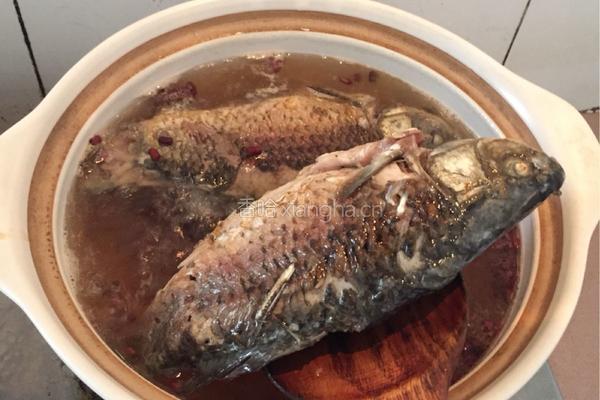 棉茵陈鲫鱼汤的做法图解6