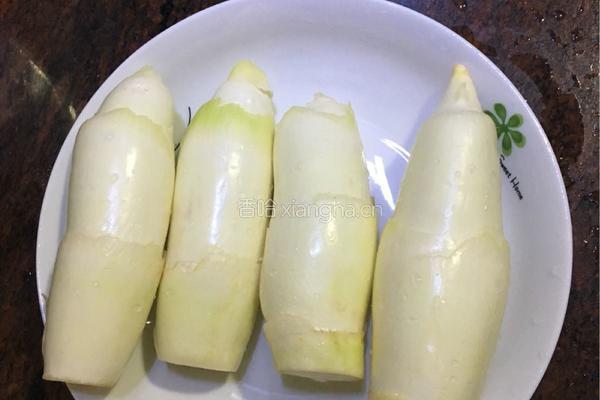 笋白炒腊肠的做法图解1
