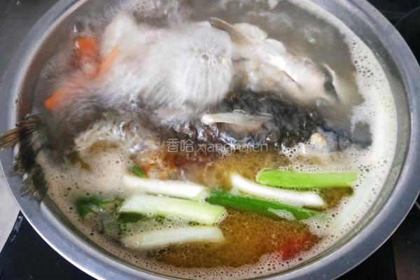 鲜辣鲫鱼汤的做法图解3
