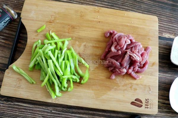 孜然青椒炒肉的做法图解2
