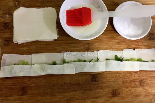 馄饨皮葱油饼的做法图解5