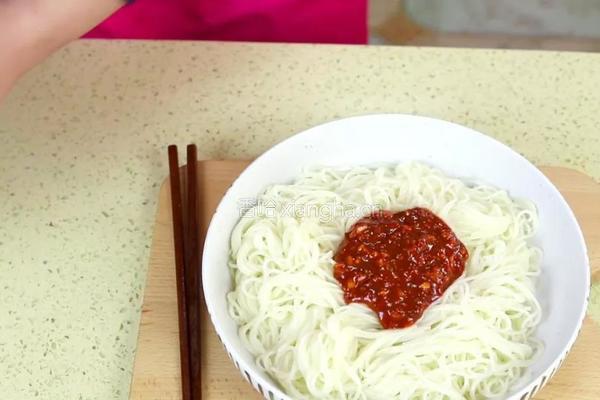 韩式辣白菜拌面的做法图解7
