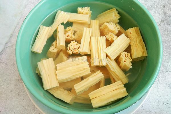 香辣腐竹炒肉的做法图解1