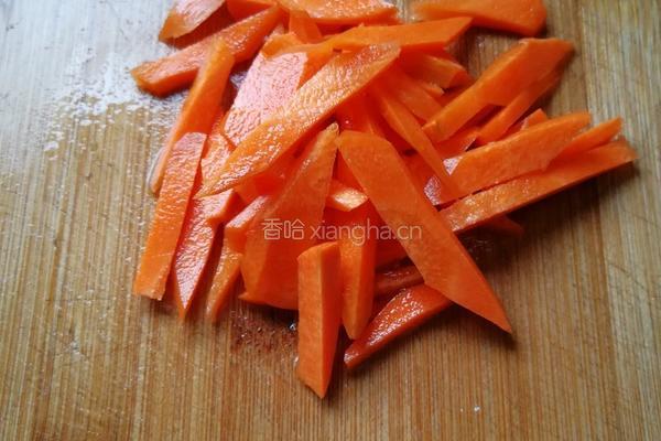 红罗卜清炒苦瓜的做法图解2