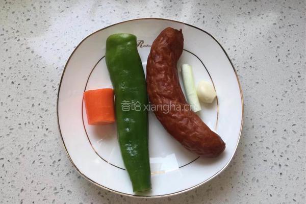 尖椒炒红肠的做法图解1