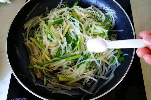 土豆丝炒韭菜的做法图解12