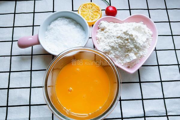 宝宝蛋黄饼干的做法图解1