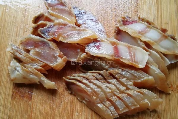 芹菜蒜苗炒腊肉的做法图解2
