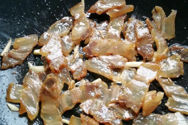 芹菜蒜苗炒腊肉的做法图解6