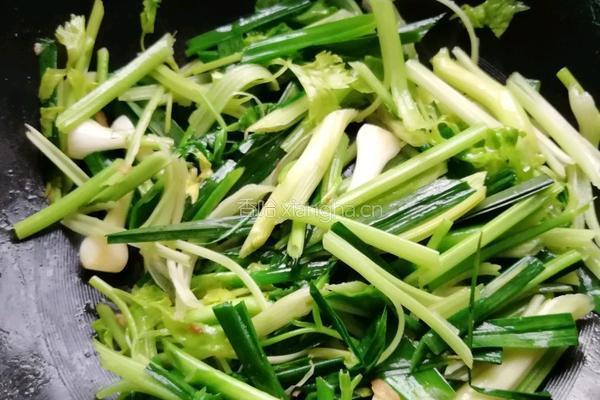 芹菜蒜苗炒腊肉的做法图解7