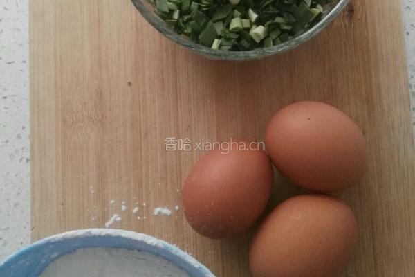 韭菜鸡蛋饼的做法图解1