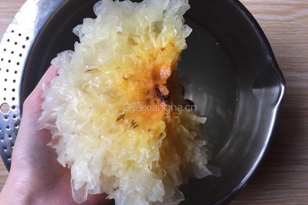 银耳莲子红枣羹的做法图解1