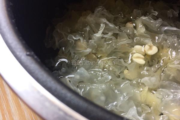 银耳莲子红枣羹的做法图解4