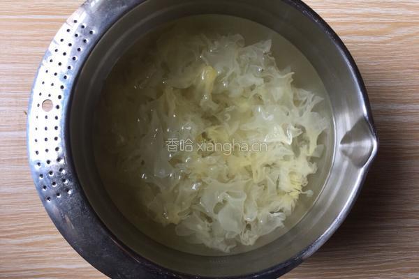 银耳莲子红枣羹的做法图解3
