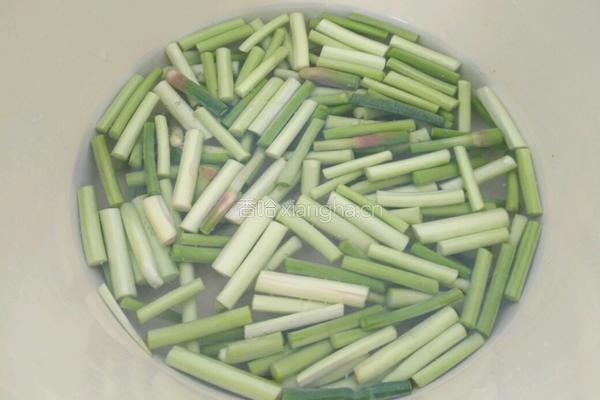 蒜苔炒肉的做法图解2