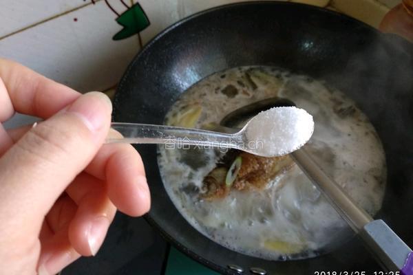 鲫鱼炖豆腐汤的做法图解6