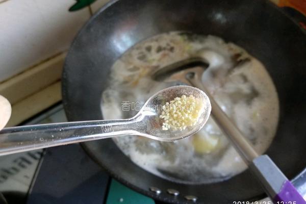 鲫鱼炖豆腐汤的做法图解7