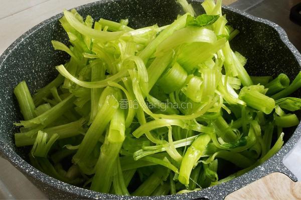 清炒菠菜梗的做法图解5