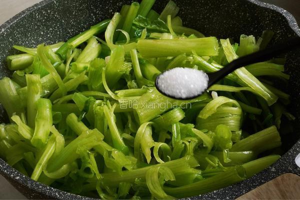 清炒菠菜梗的做法图解6