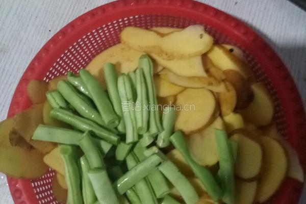 干锅土豆片煸豆角的做法图解1