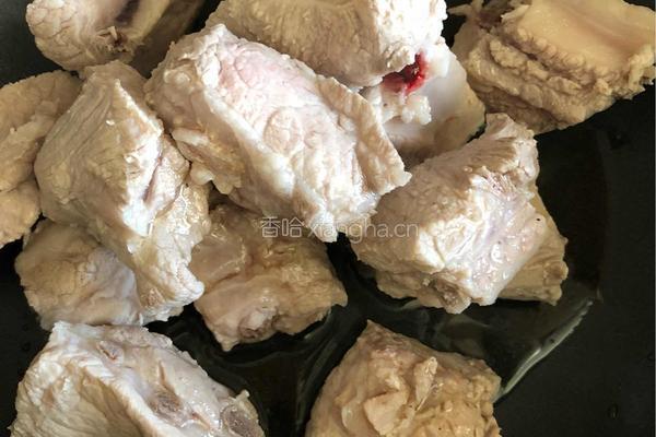土豆烧排骨的做法图解1