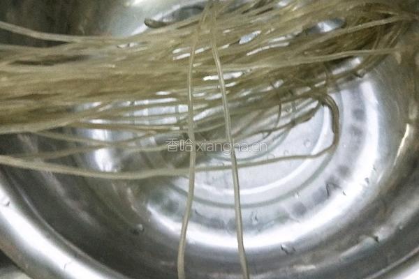 鸡腿粉条炖蘑菇的做法图解2