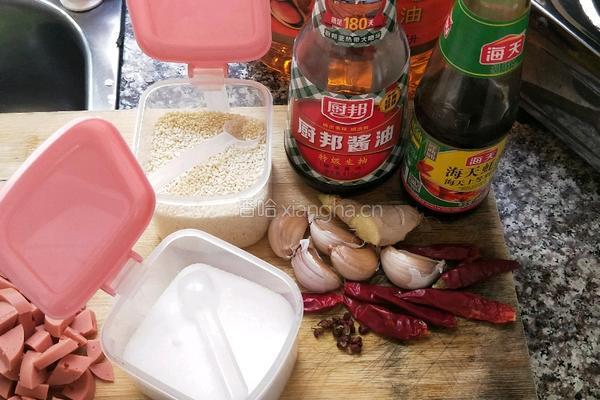 清炒莴笋火腿肠丁的做法图解1