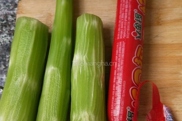 清炒莴笋火腿肠丁的做法图解2