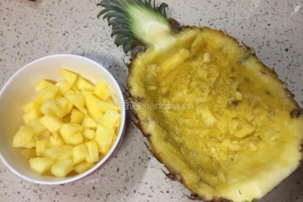 菠萝新吃法~菠萝虾仁五彩饭的做法图解3