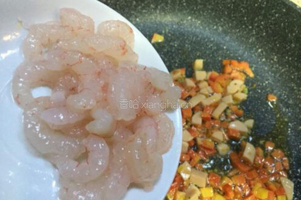 菠萝新吃法~菠萝虾仁五彩饭的做法图解9