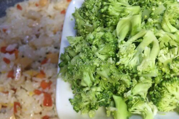 菠萝新吃法~菠萝虾仁五彩饭的做法图解12