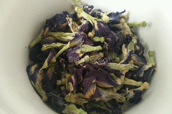 蝶豆花菠萝寿司的做法图解1