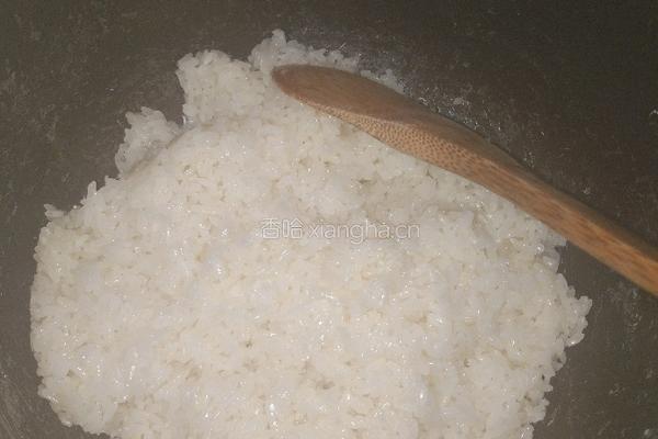 菠萝炒糯米饭的做法图解1