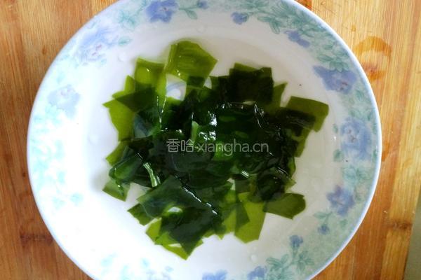 鱼丸裙带菜西红柿方便面的做法图解1