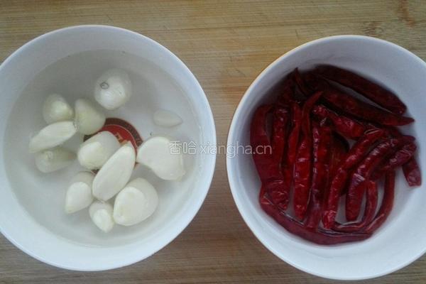 蒜爆鲤鱼的做法图解2