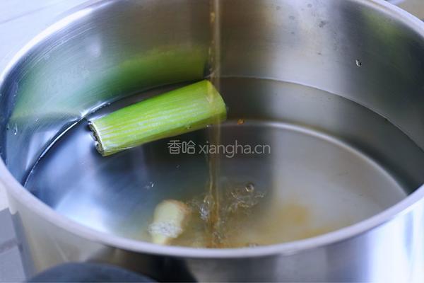 皮蛋生菜瘦肉粥的做法图解2
