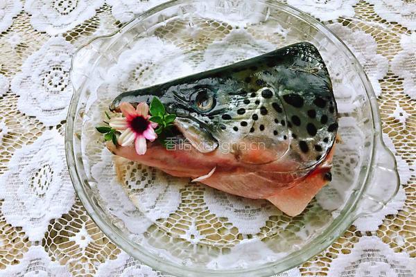 焖三文鱼头的做法图解1
