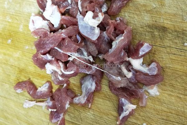 猪肉炖粉条的做法图解1