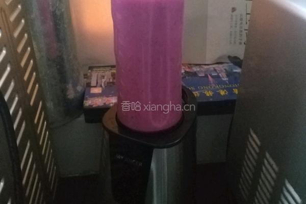 火龙果香蕉奶昔的做法图解4