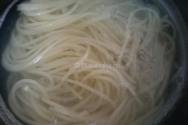 奶油蘑菇培根意面的做法图解4