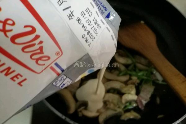 奶油蘑菇培根意面的做法图解8