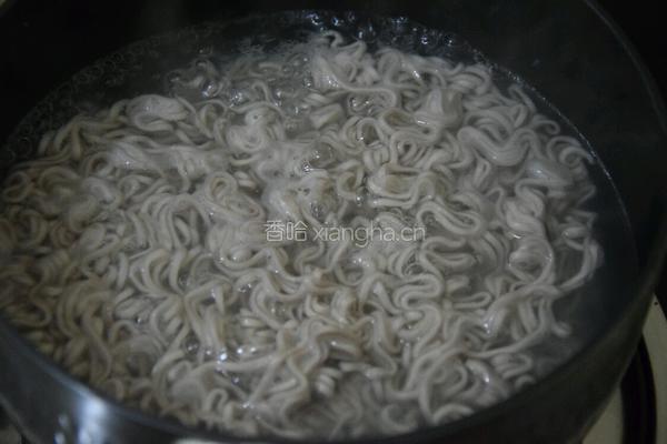 虾酱炒面的做法图解1