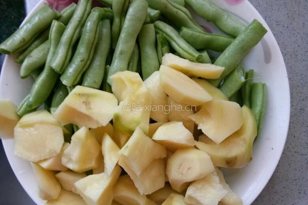 家常土豆豆角炖肉的做法图解1