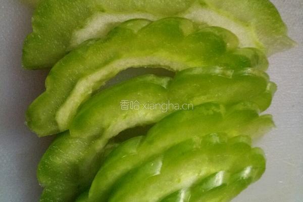 苦瓜炒蛋的做法图解1