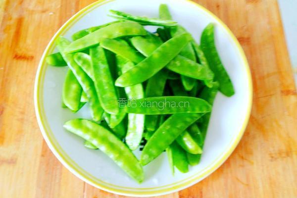 五花肉炒荷兰豆的做法图解1