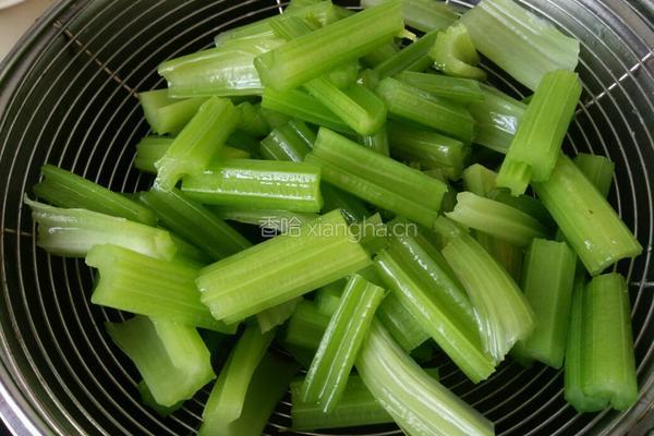 凉拌芹菜腐竹的做法图解5