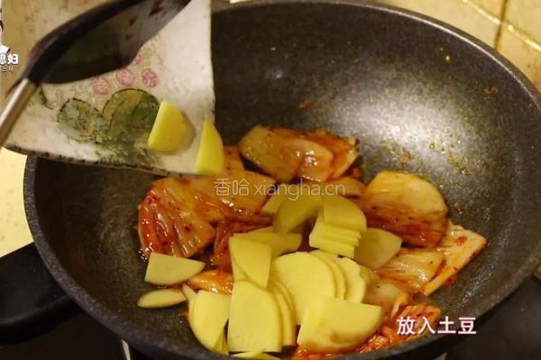 韩式辣白菜炒土豆片的做法图解4