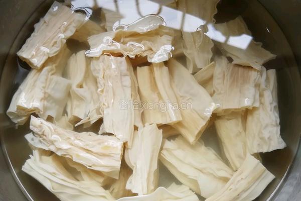 腐竹肉丝炒米粉的做法图解2