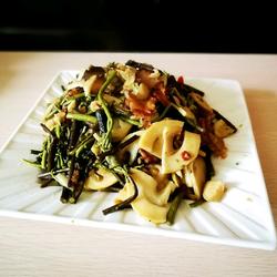 蕨菜春笋炒腊肉的做法[图]
