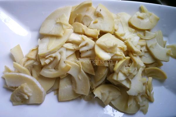 蕨菜春笋炒腊肉的做法图解2